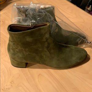 olive color NEW Boots ( MADE IN ITALY)